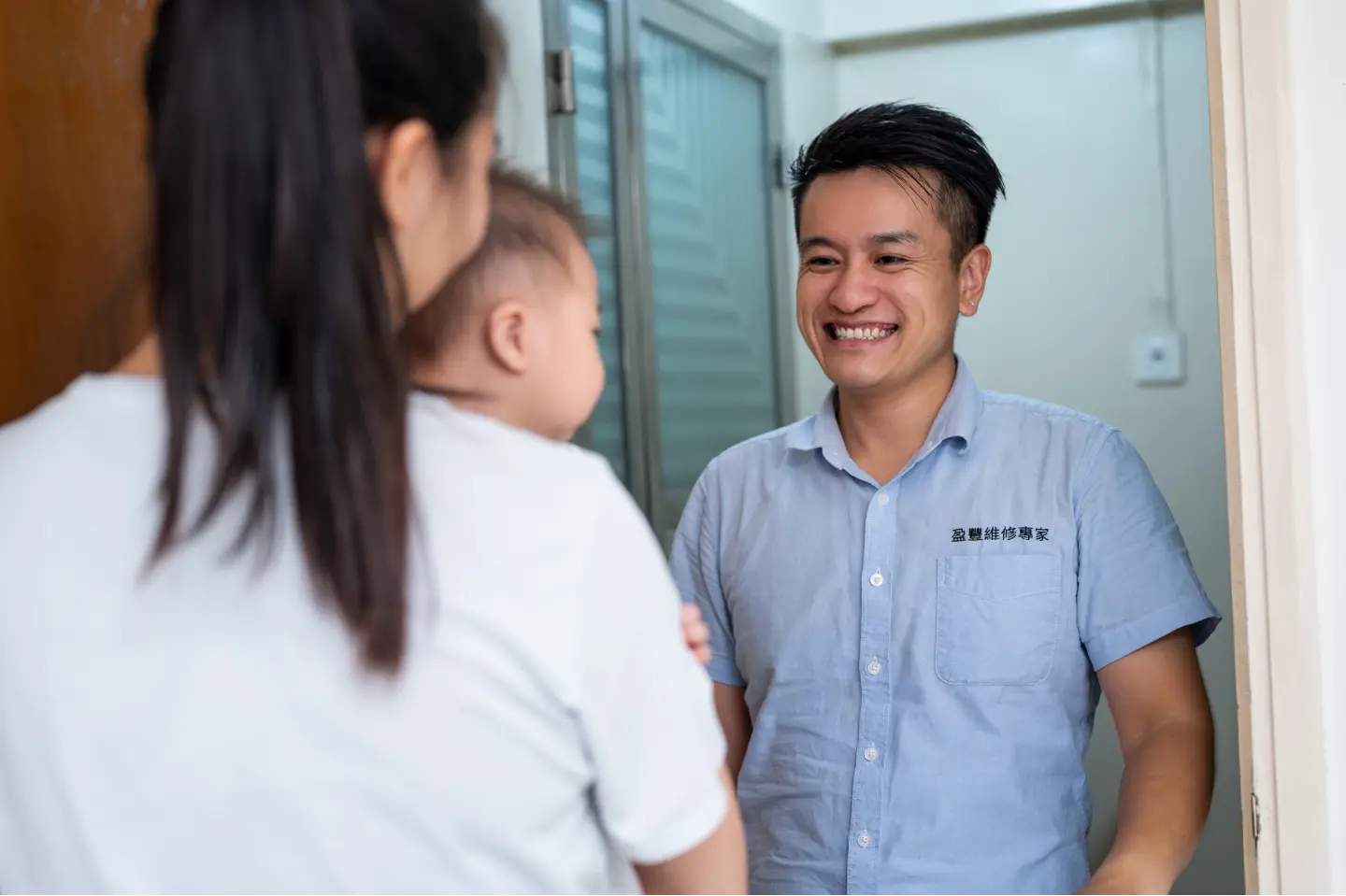 穿固定制服的维修人员上门，与客户沟通